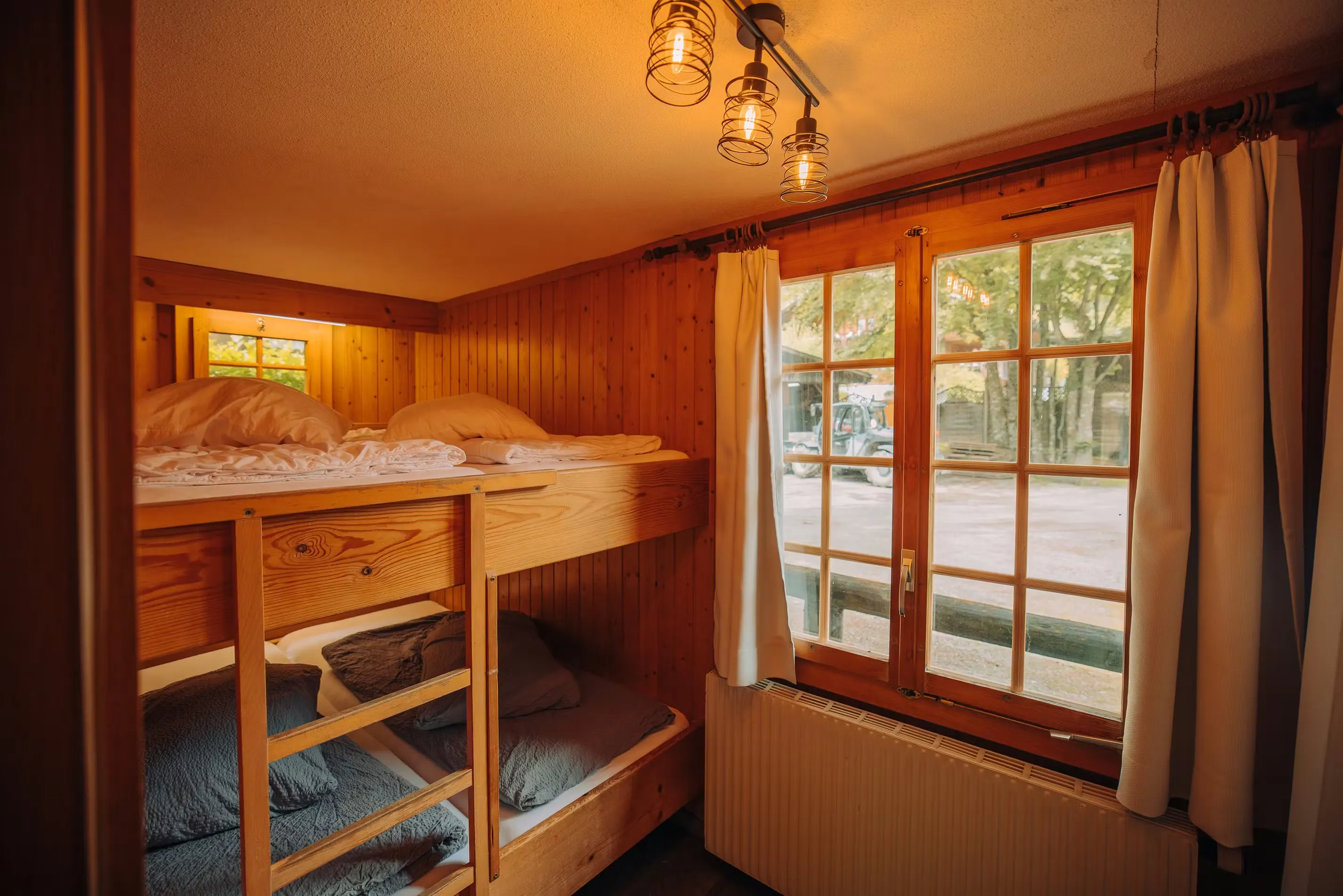Doppelstockbett in einer Holzhütte, dem Bungalow auf dem Camping Jungfrau