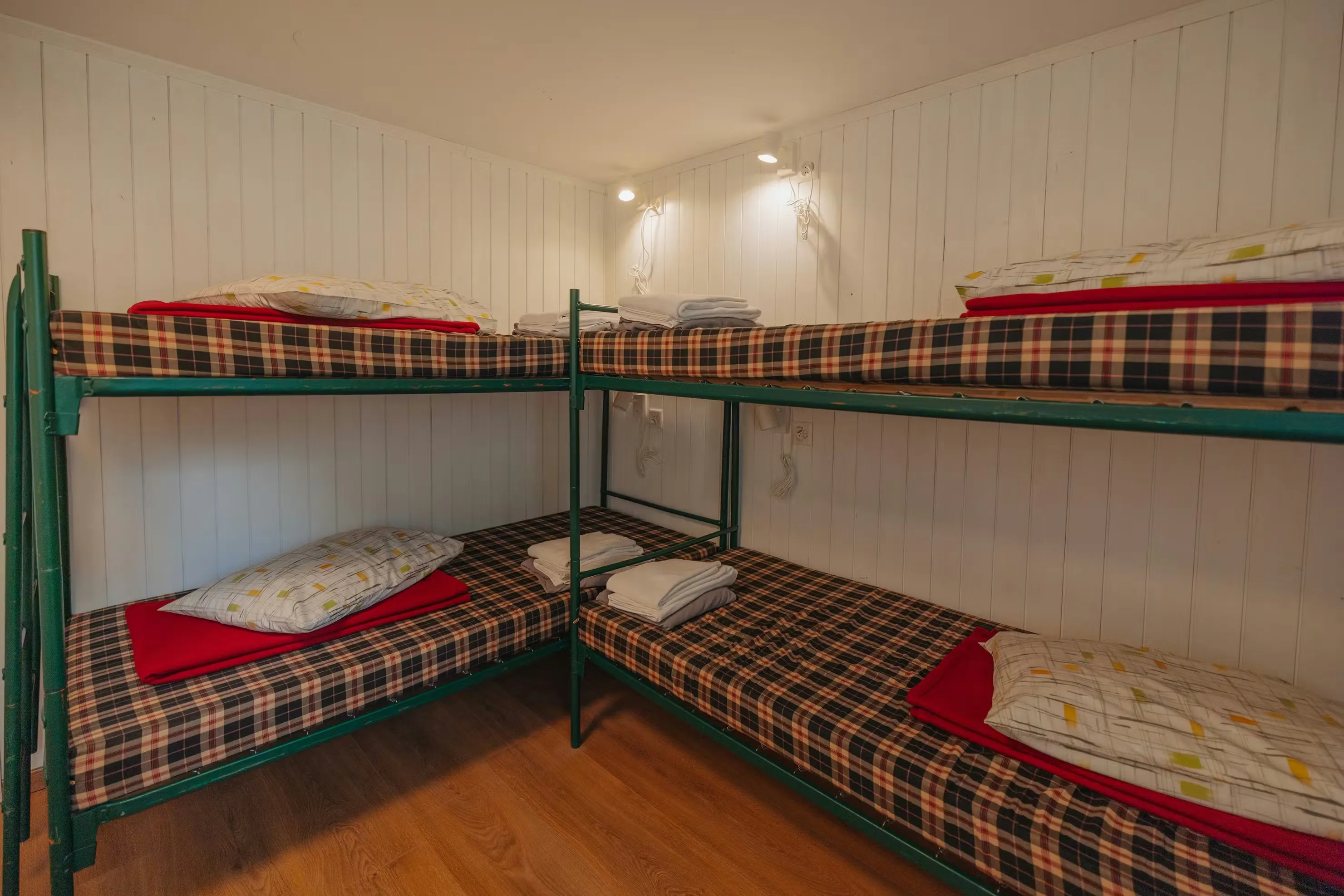 Schlafzimmer der Familienhütte, zwei Etagenbetten in der Ecke des Zimmers