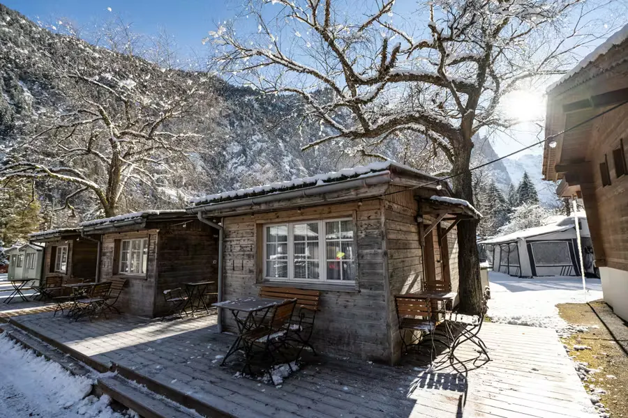 Mietunterkunft Familienhütte bei blauem Himmel mit Schnee