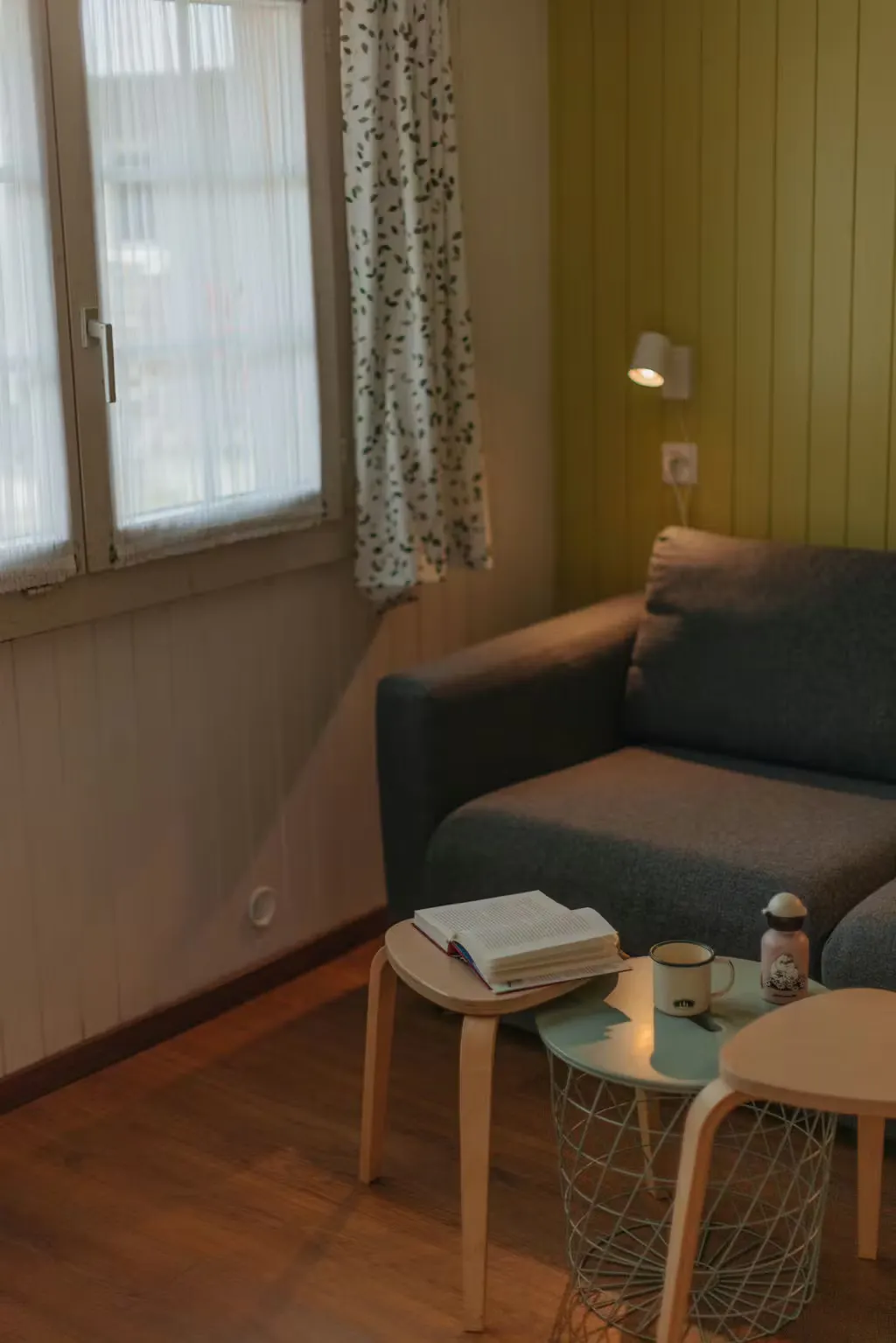 Couch in der Mietunterkunft auf Camping Jungfrau