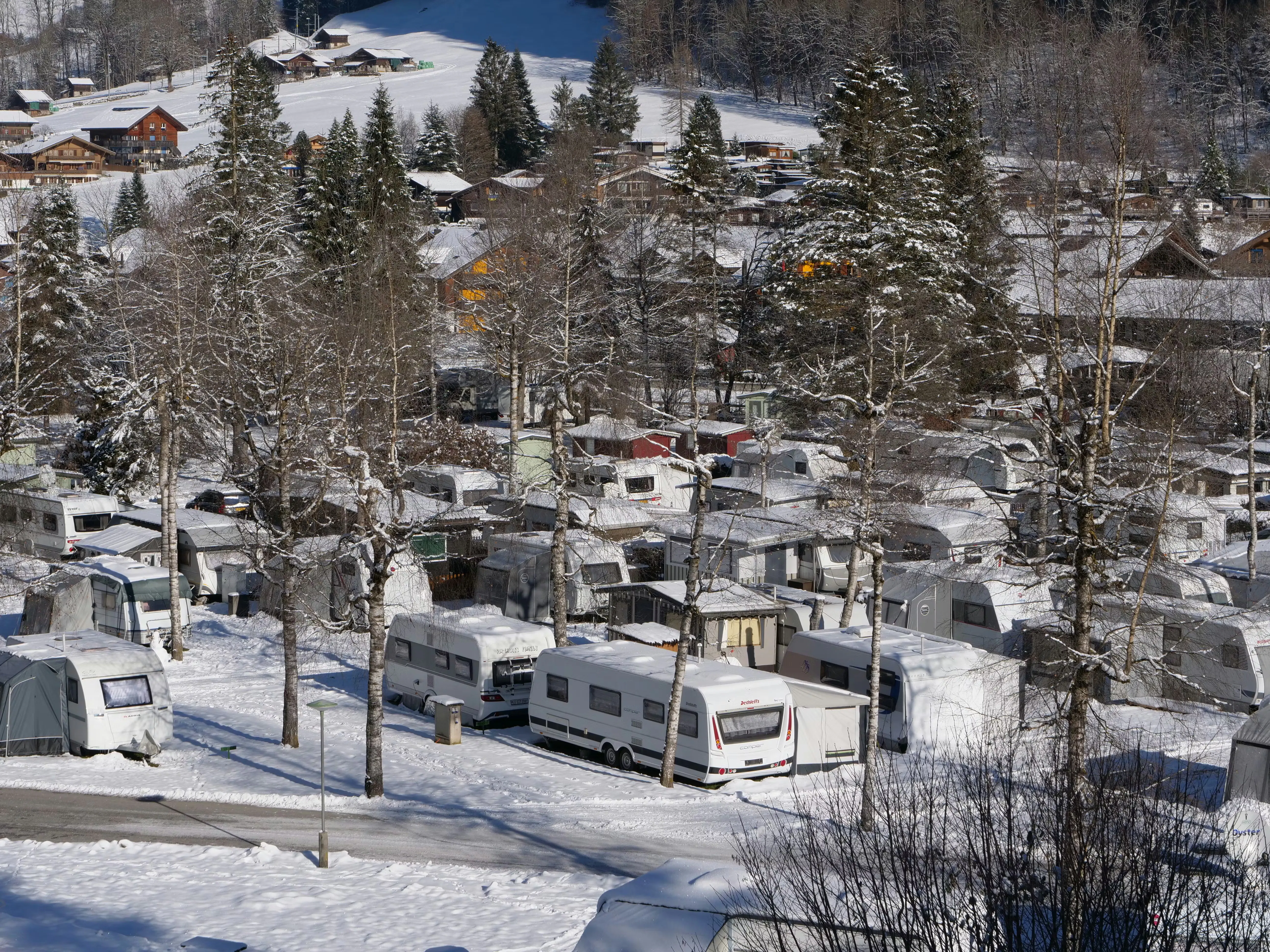 schneebedeckte Wohnwagen auf den Camping Jungfrau Winterstellplätzen