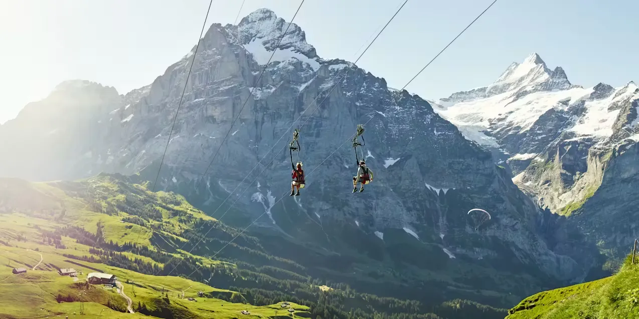 First Flier eine Zipline mit Bergen im Hintergrund