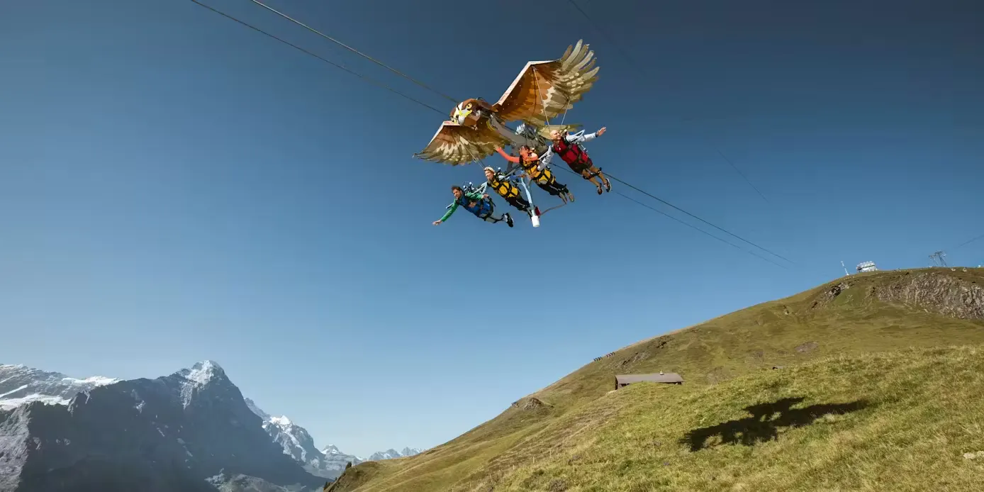 First Glider Zipline mit vier Personen mit blauem Himmel im Hintergrund