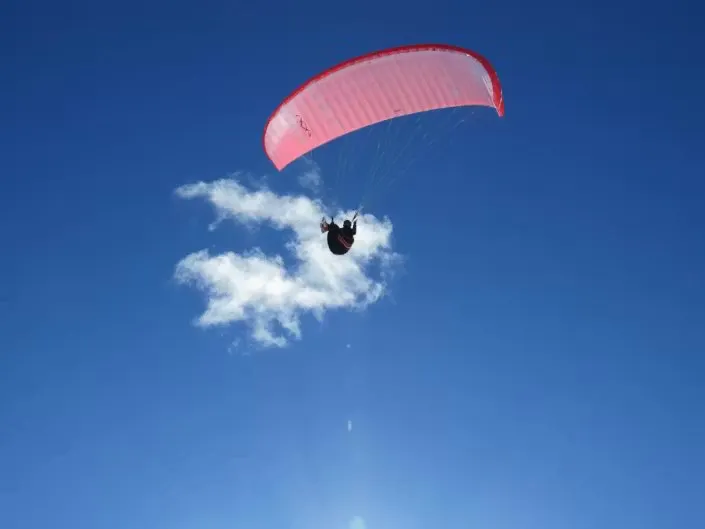 Gleitschirm von unten fotografiert mit blauem Himmel darüber