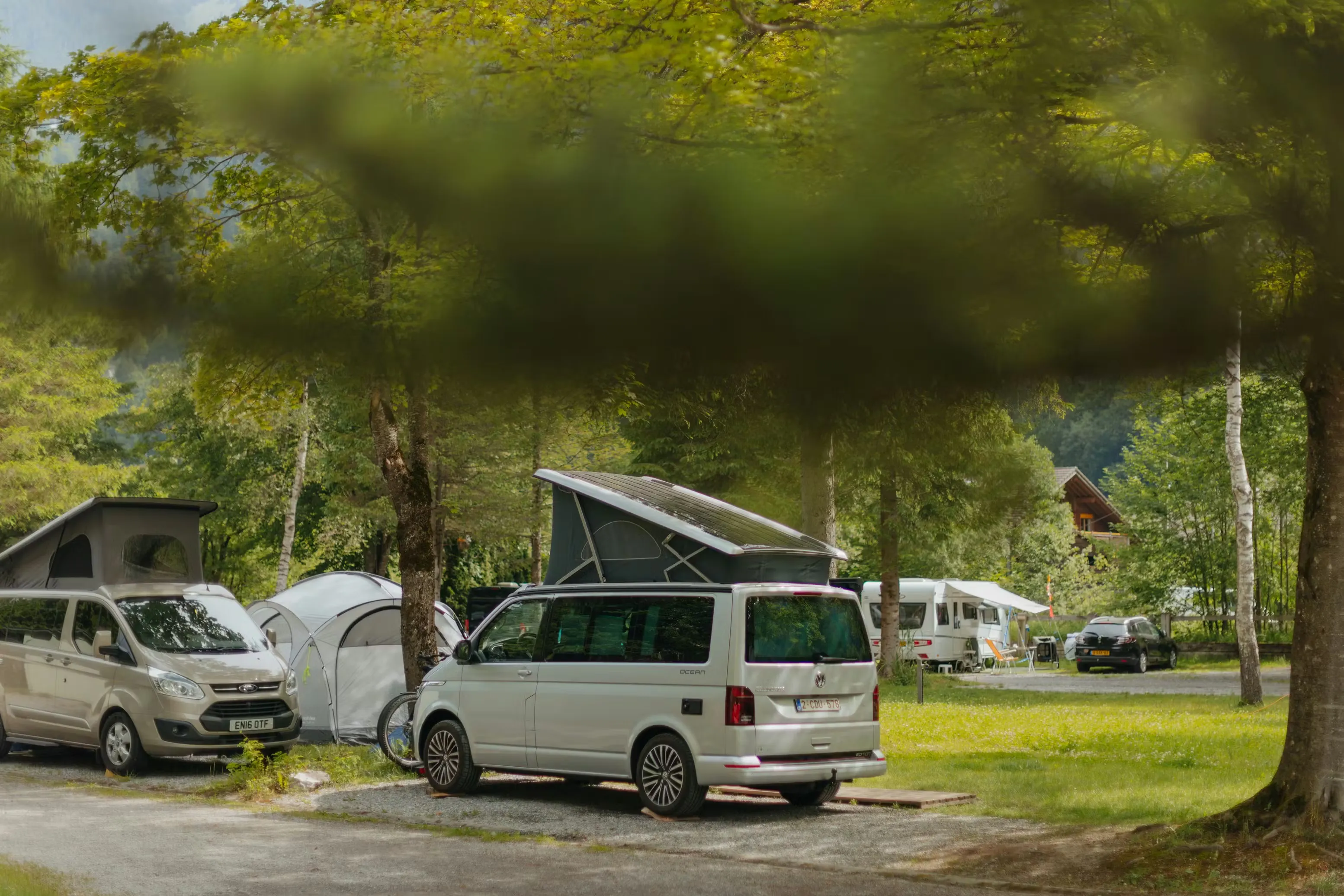 Volkswagen California mit geöffnetem Dachzelt auf einem Stellplatz