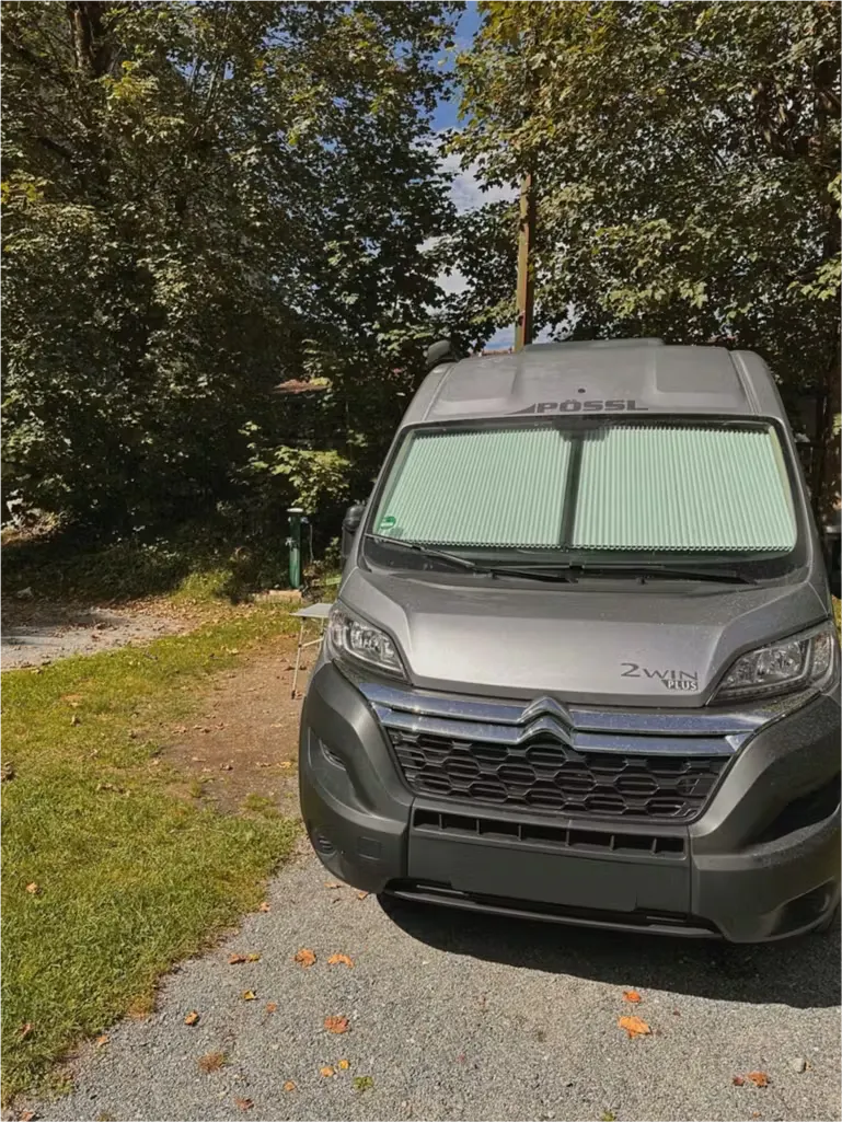 Camper auf dem Stellplatz Comfort des Camping Jungfrau Lauterbrunnen