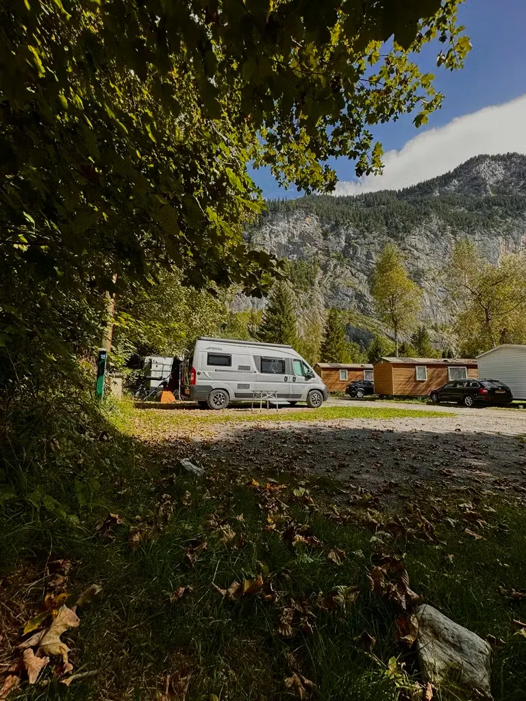 Wohnmobil auf dem Stellplatz Comfort des Camping Jungfrau mit Bergen im Hintergrund