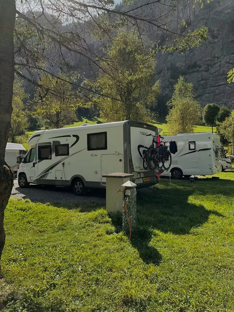 Wohnmobil auf einem Prestige Stellplatz hinter einem Wasser- und Grauwasserturm mit Stromanschluss