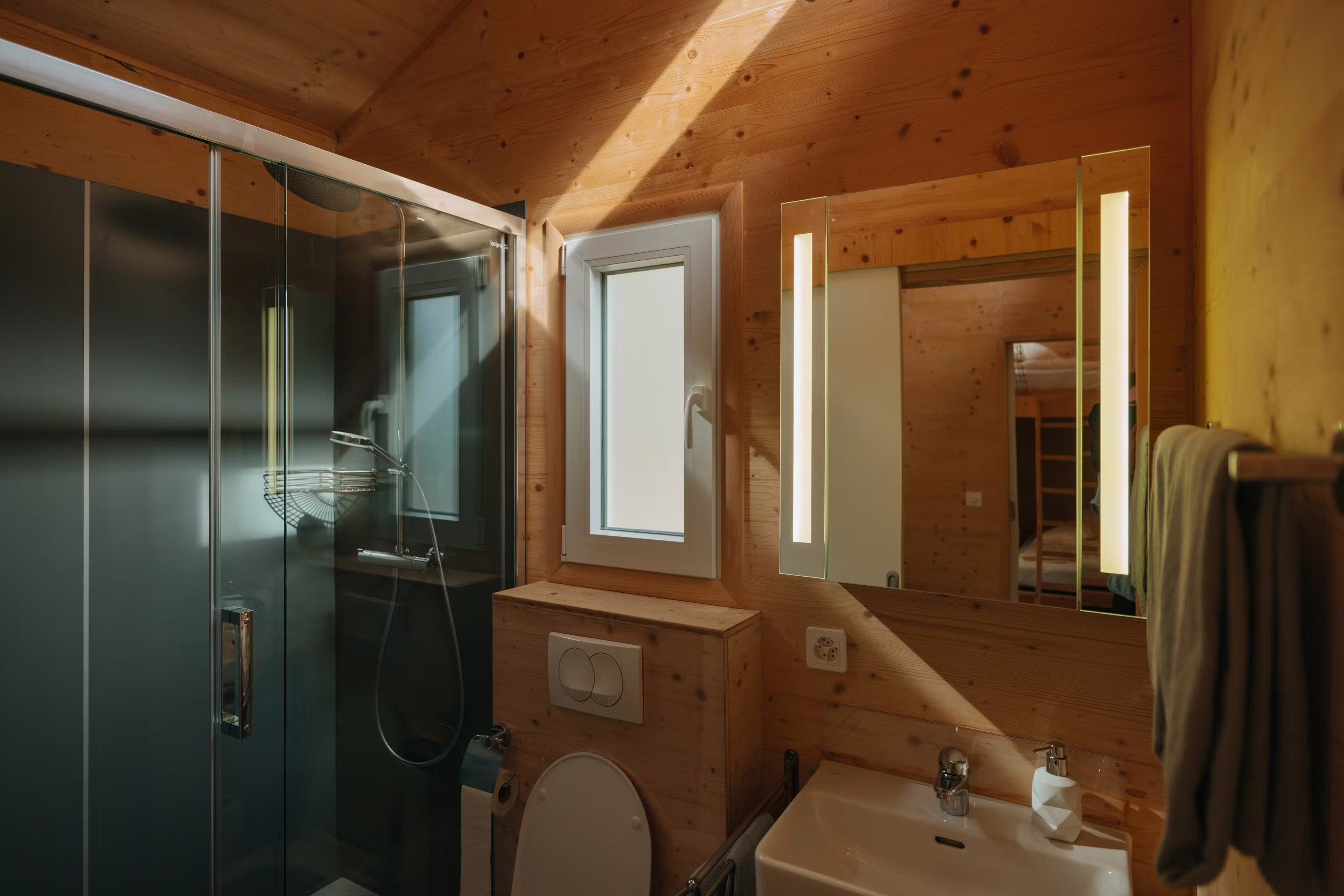 Cuarto de baño con lavabo, inodoro y ducha del alojamiento de alquiler Schilthorn