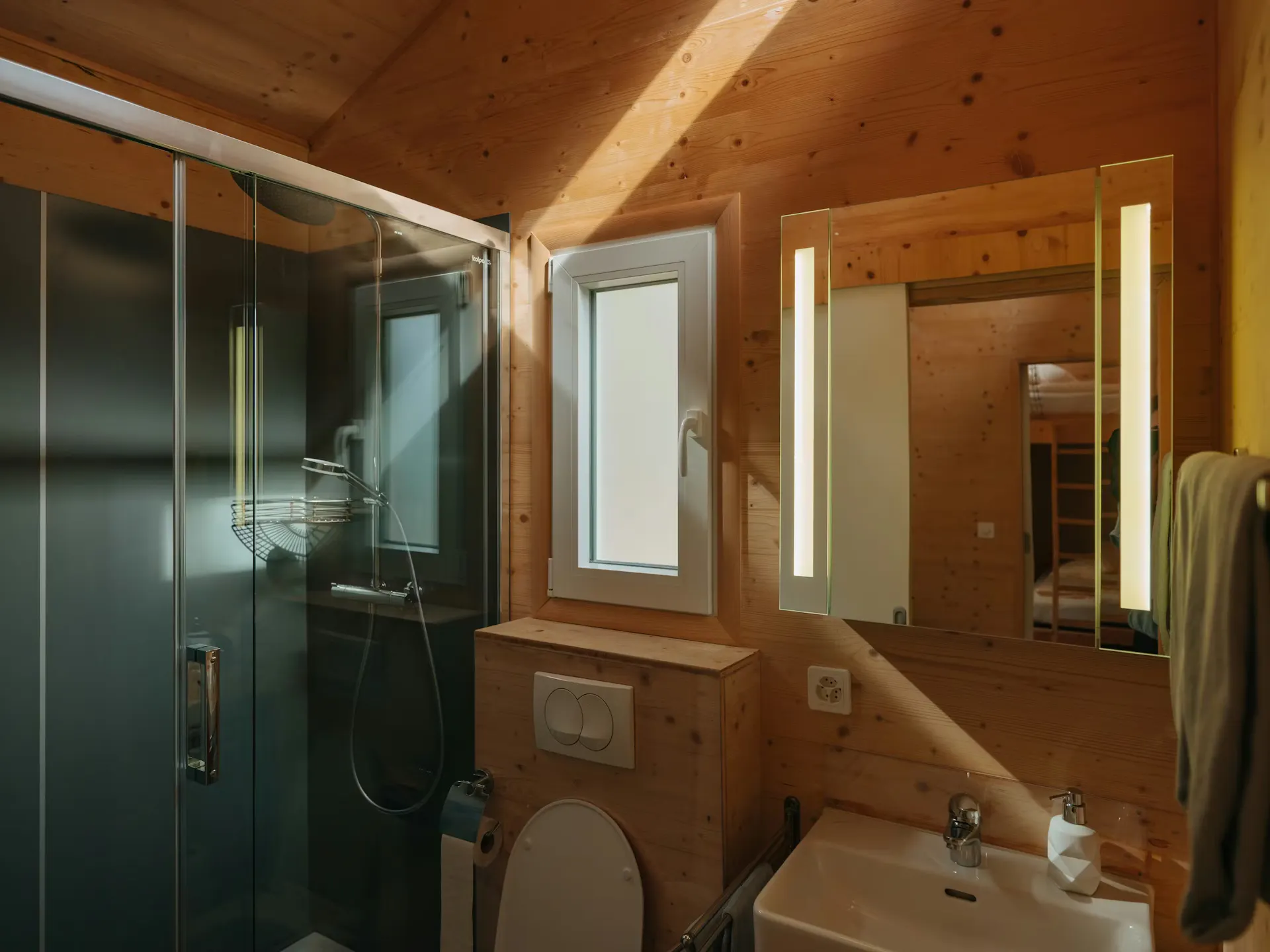 Cuarto de baño con lavabo, inodoro y ducha del alojamiento de alquiler Schilthorn
