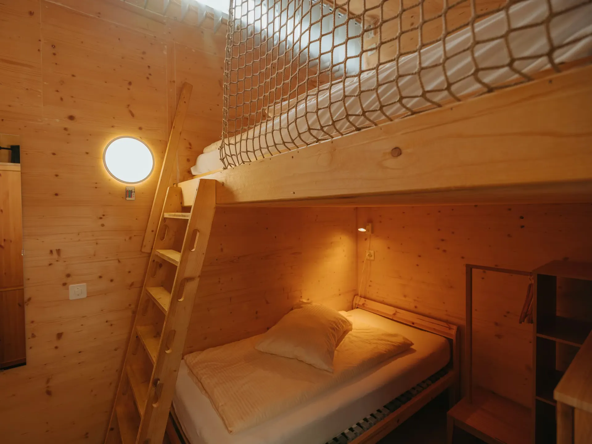 Schlafzimmer mit einem Einzelbett und einem Doppelbett oben, das über eine Leiter in der Unterkunft erreichbar ist