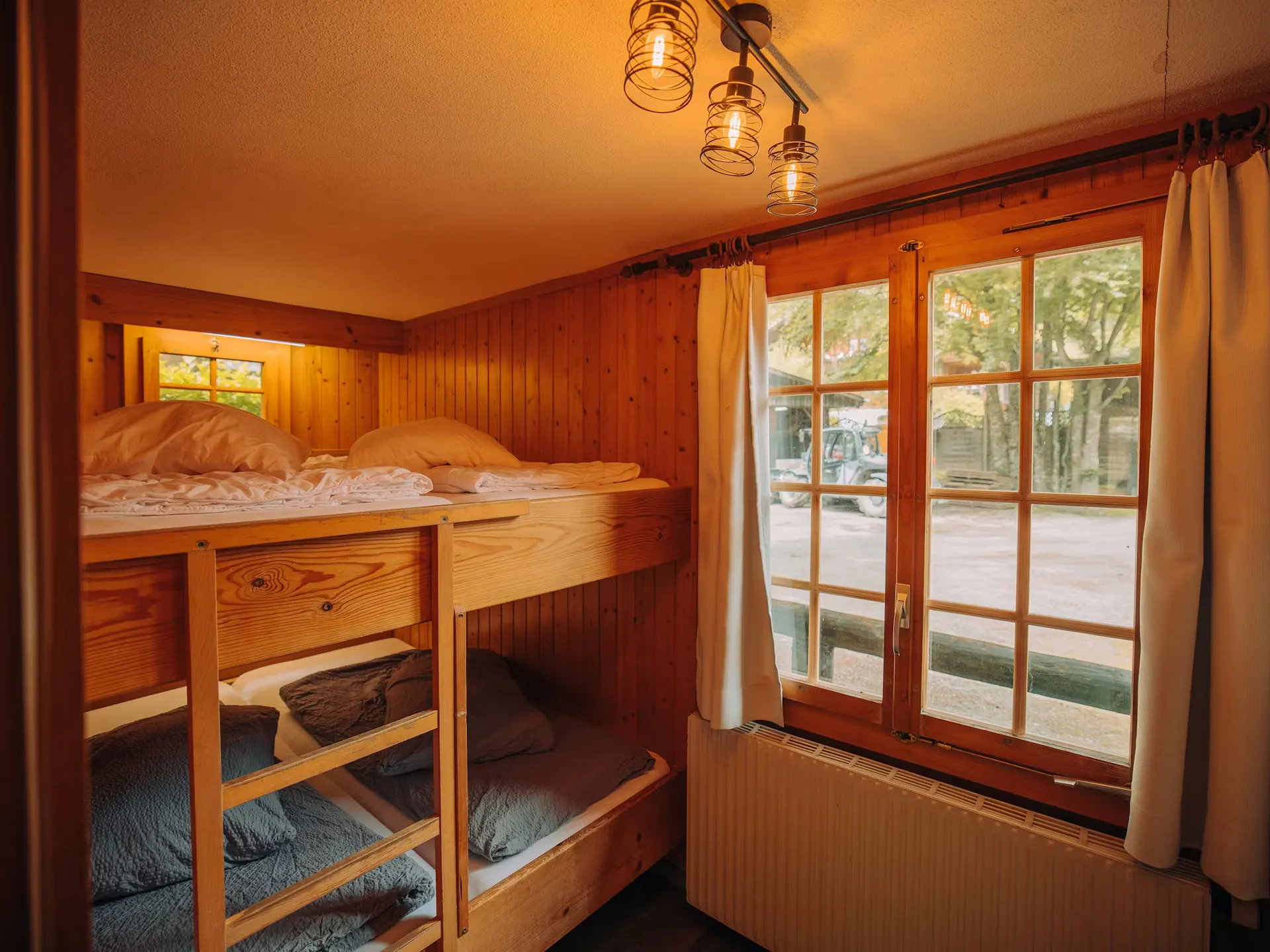 Litera en una cabaña de madera del camping Jungfrau Lauterbrunnen
