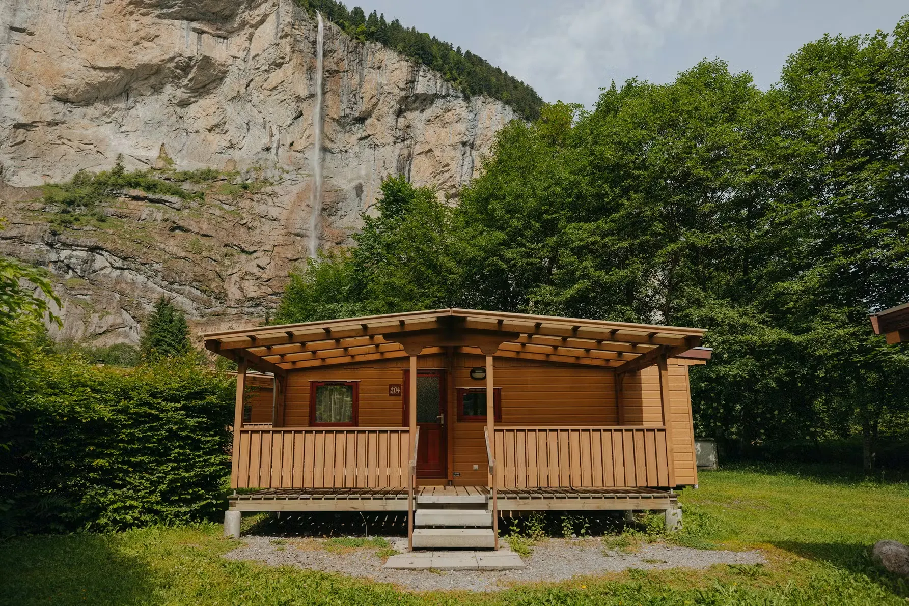 Mobilheim Jungfrau Mietunterkunft mit Staubbach Wasserfall im Hintergrund