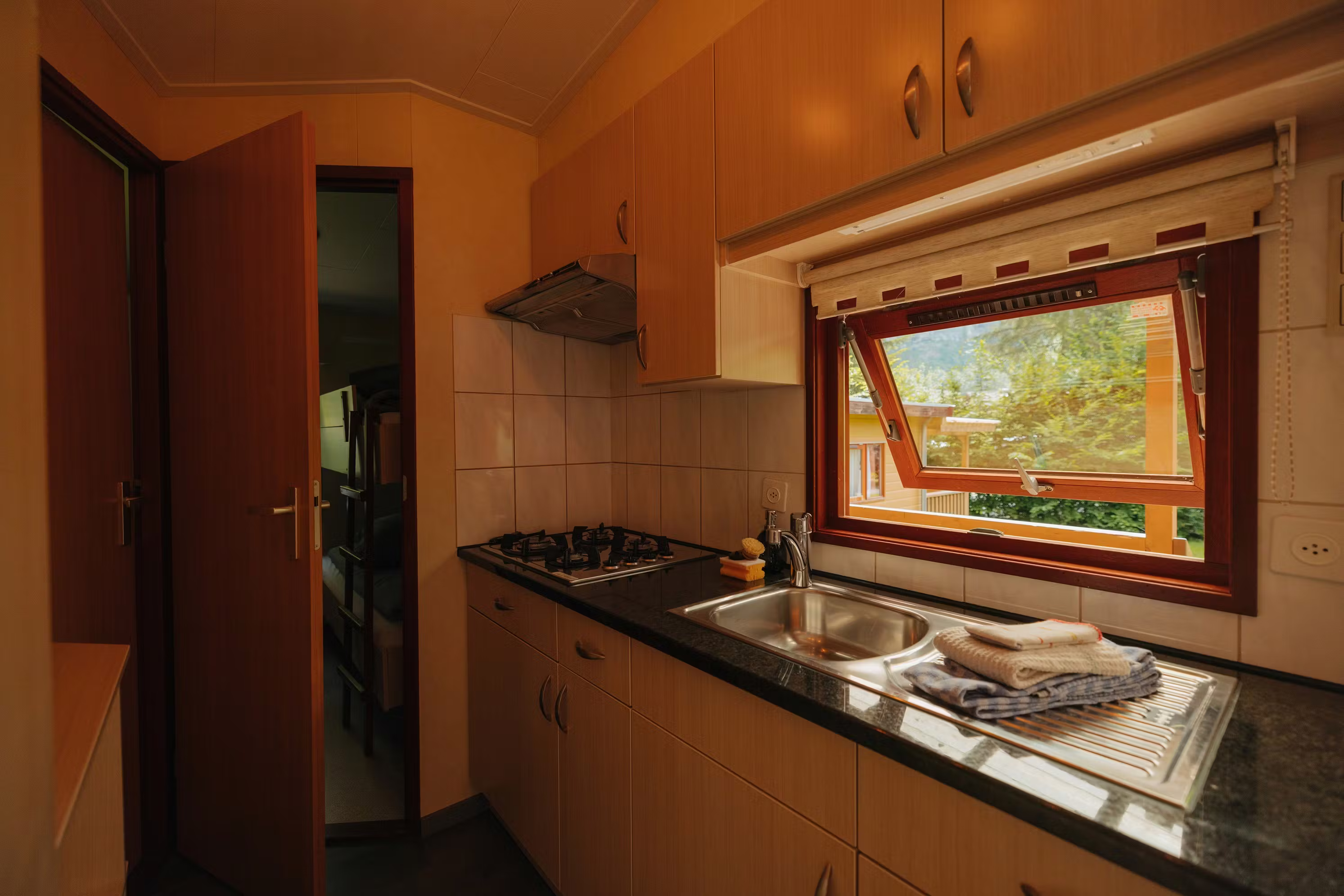 Küche mit offenem Fenster im Mobilheim Jungfrau in Lauterbrunnen