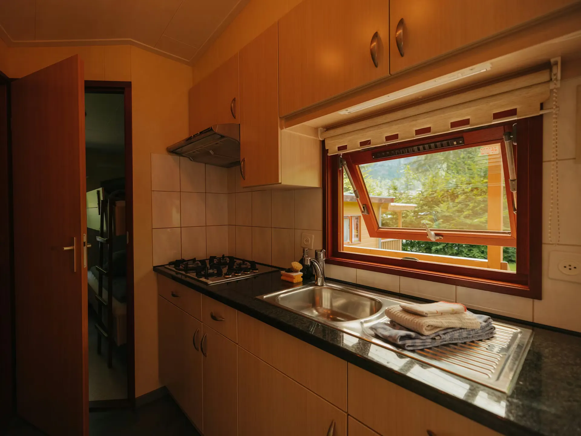 Küche mit offenem Fenster im Mobilheim Jungfrau in Lauterbrunnen