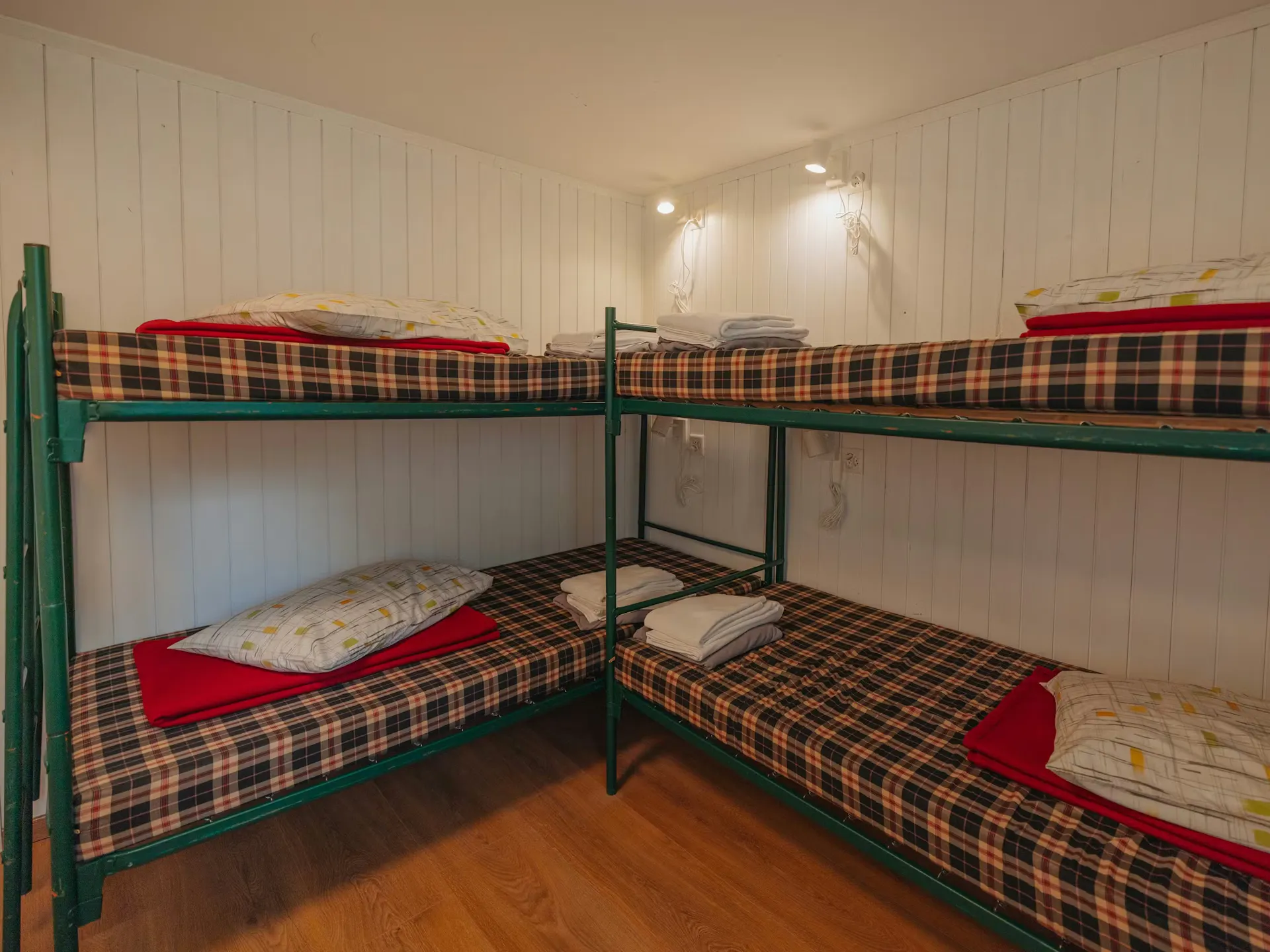 Schlafzimmer der Familienhütte, zwei Etagenbetten in der Ecke des Zimmers