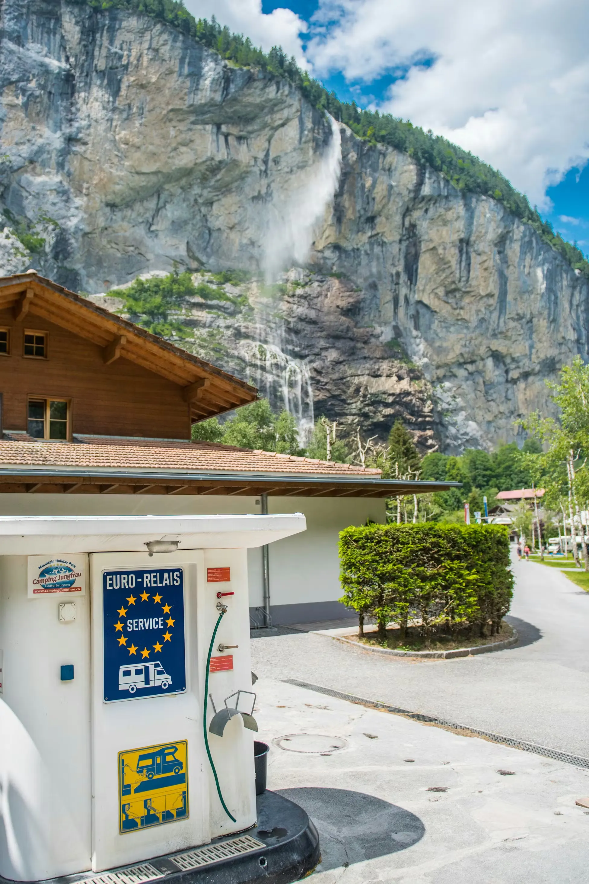 Camper-Station zur Grauwasserentsorgung und Staubbach-Wasserfall im Hintergrund