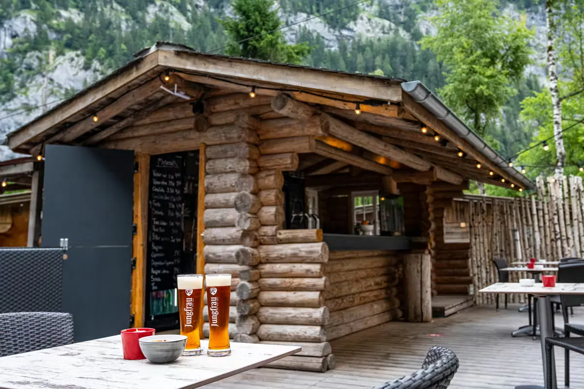 Bar von Camping Jungfrau mit zwei Bieren auf einem Tisch im Vordergrund