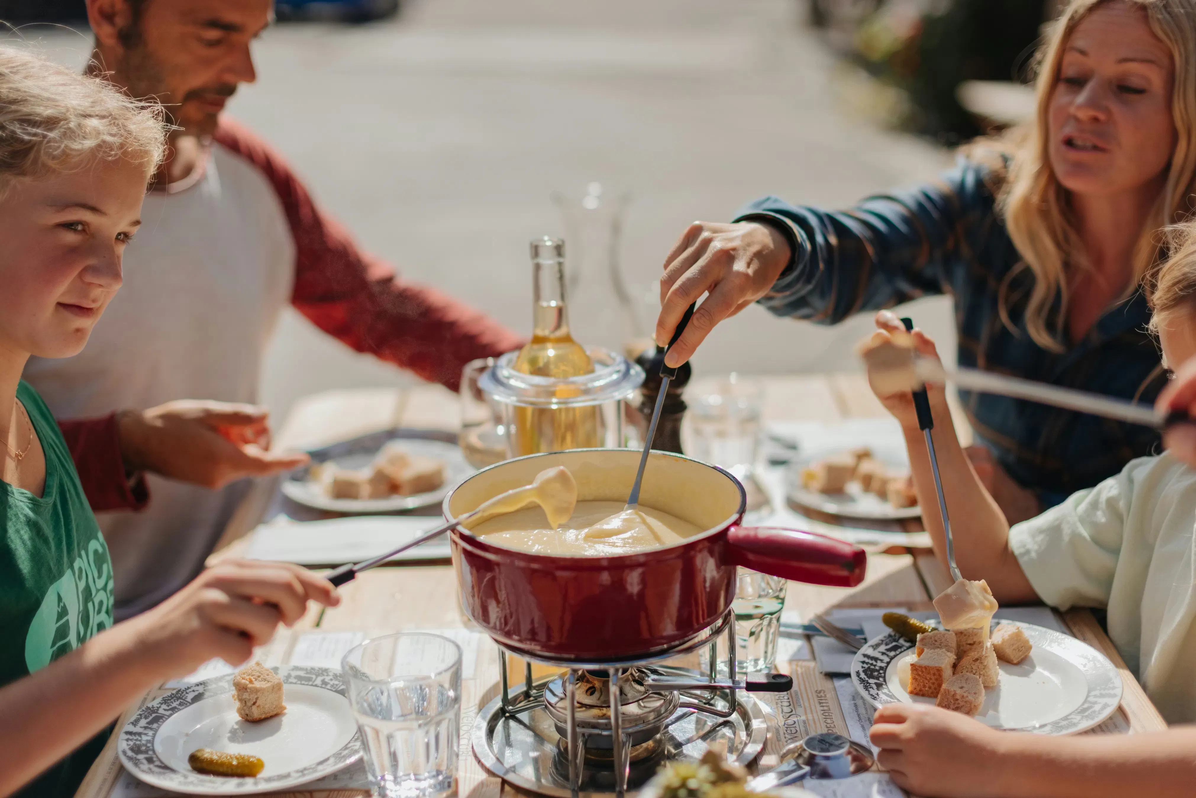 Familie beim Fondueplausch im Restaurant Weidstübli in Lauterbrunnen
