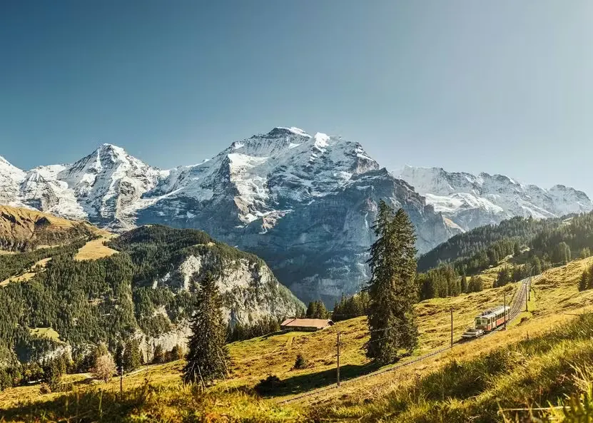Grütschalp in den Berner Bergen mit Bergblick