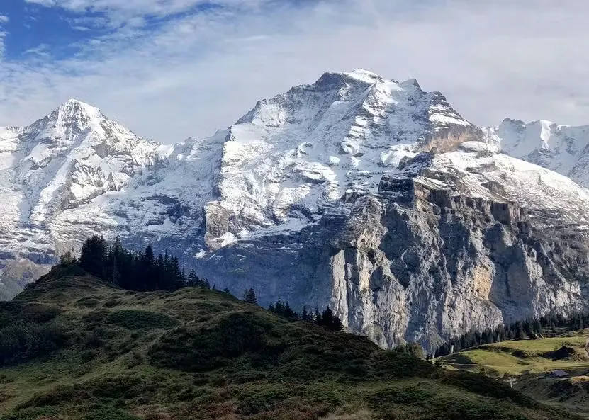 Mountain View Trail Grütschalp - Mürren mit Blick auf die verschneite Berner Bergwelt