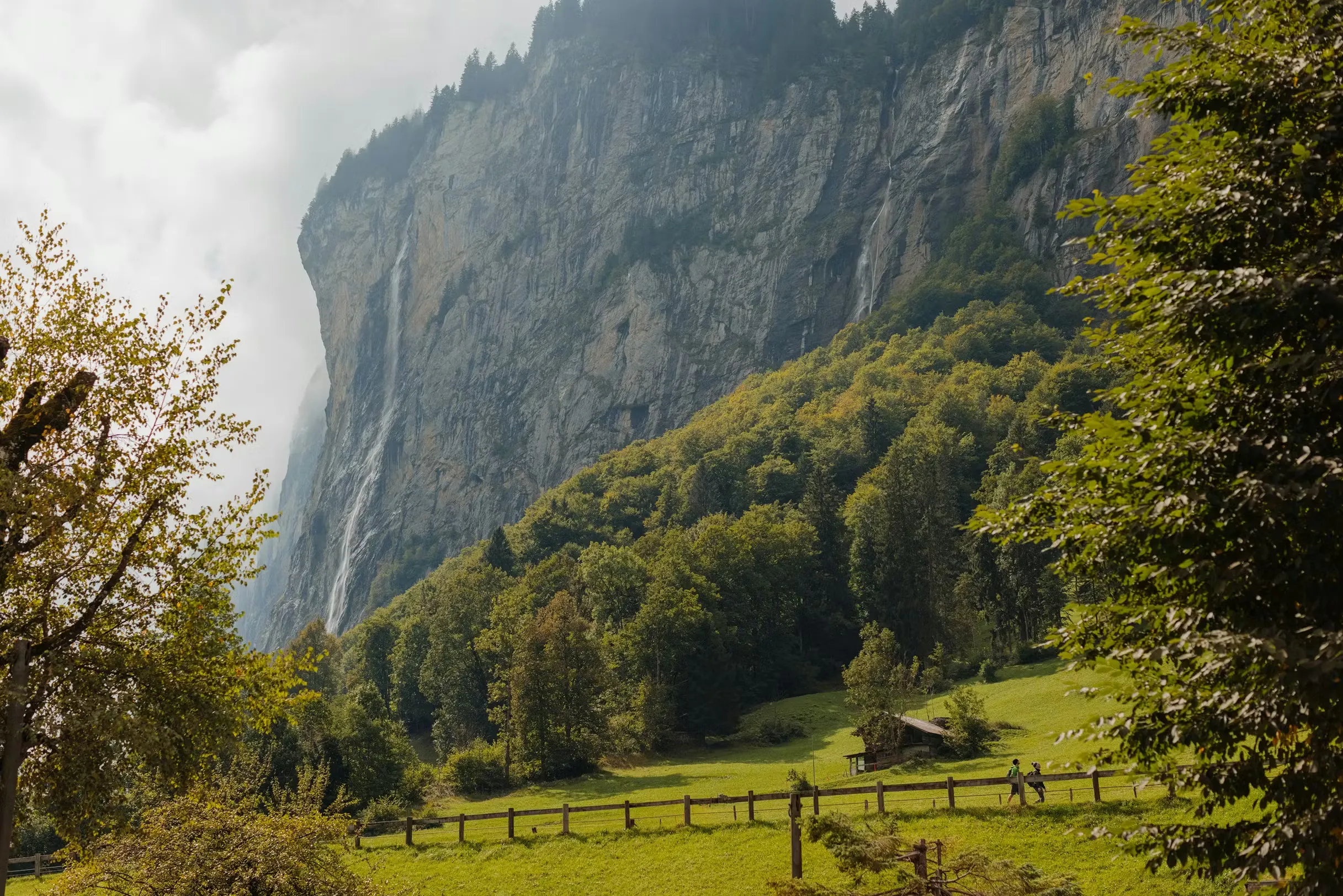 Wasserfälle die den Felswänden des Lauterbrunnentals runterfliessen