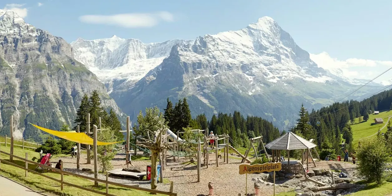 Bergspielplatz Bort mit grossen Bergen des Berner Oberland im Hintergrund
