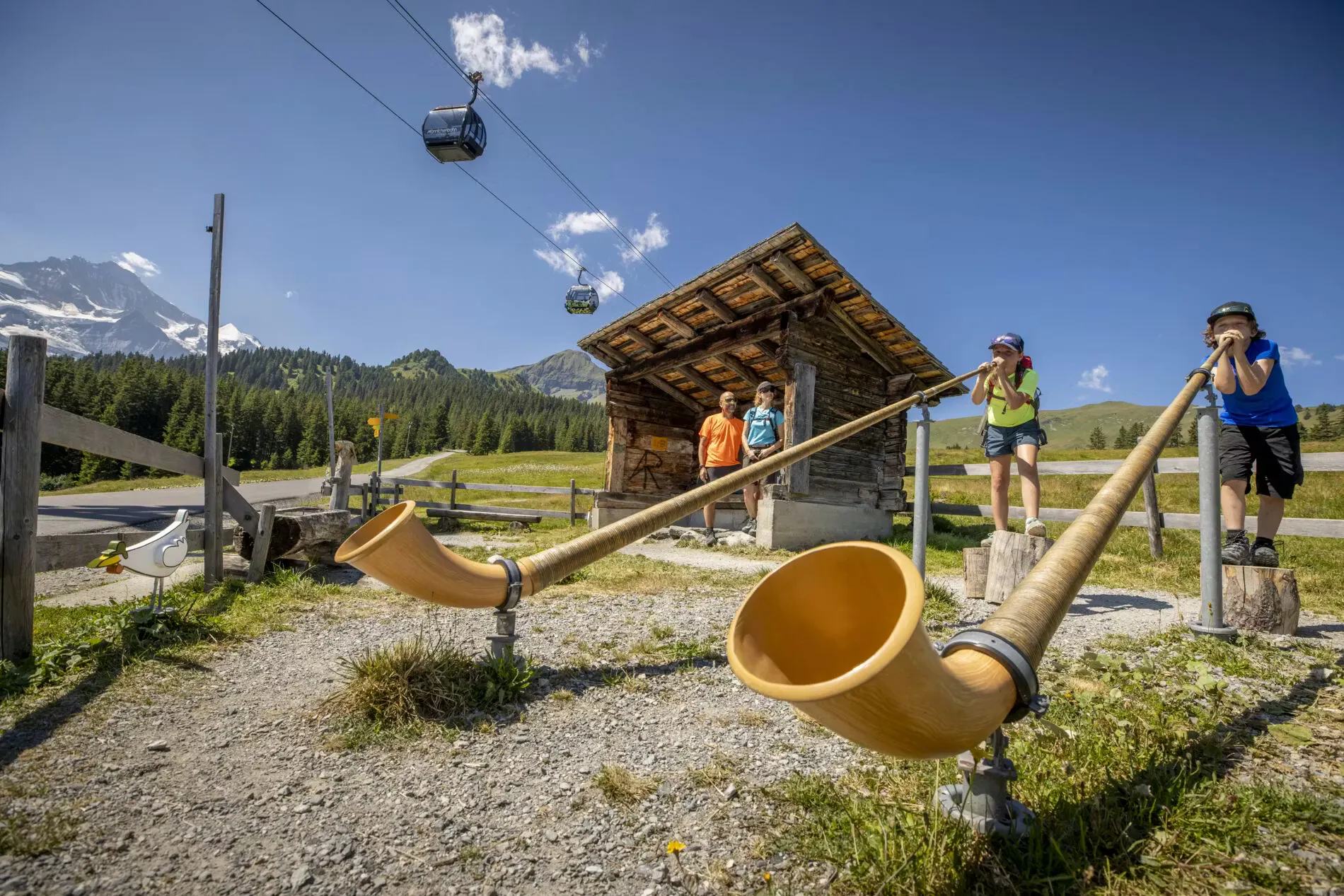 Kinderwanderung Lieselotte-Weg mit zwei Kindern, die ein Alphorn blasen