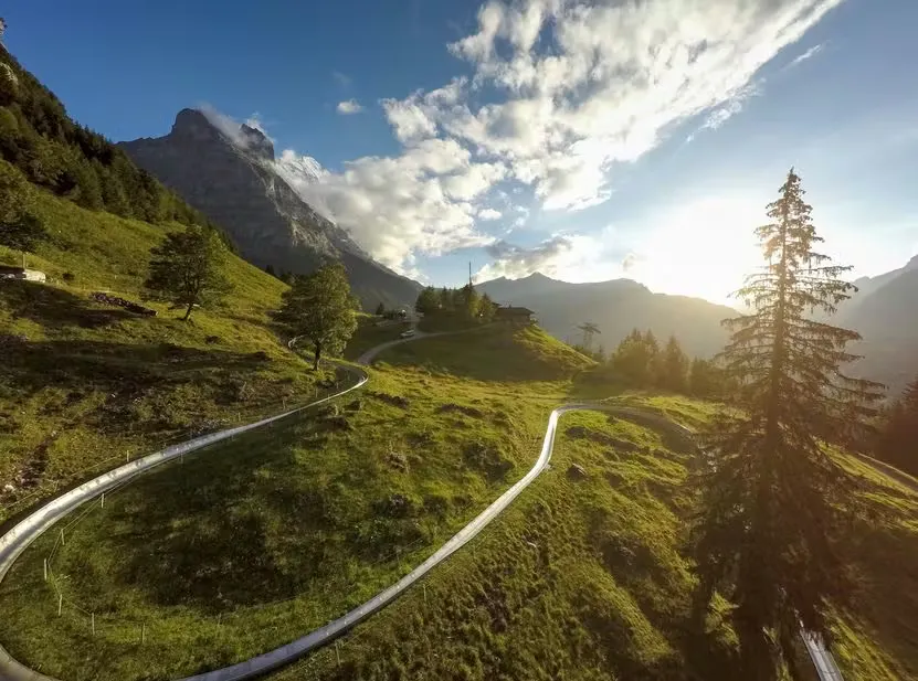 Sommerrodelbahn Pfingstegg mit schöner Aussicht auf die Berge zwischen den Bergwiesen