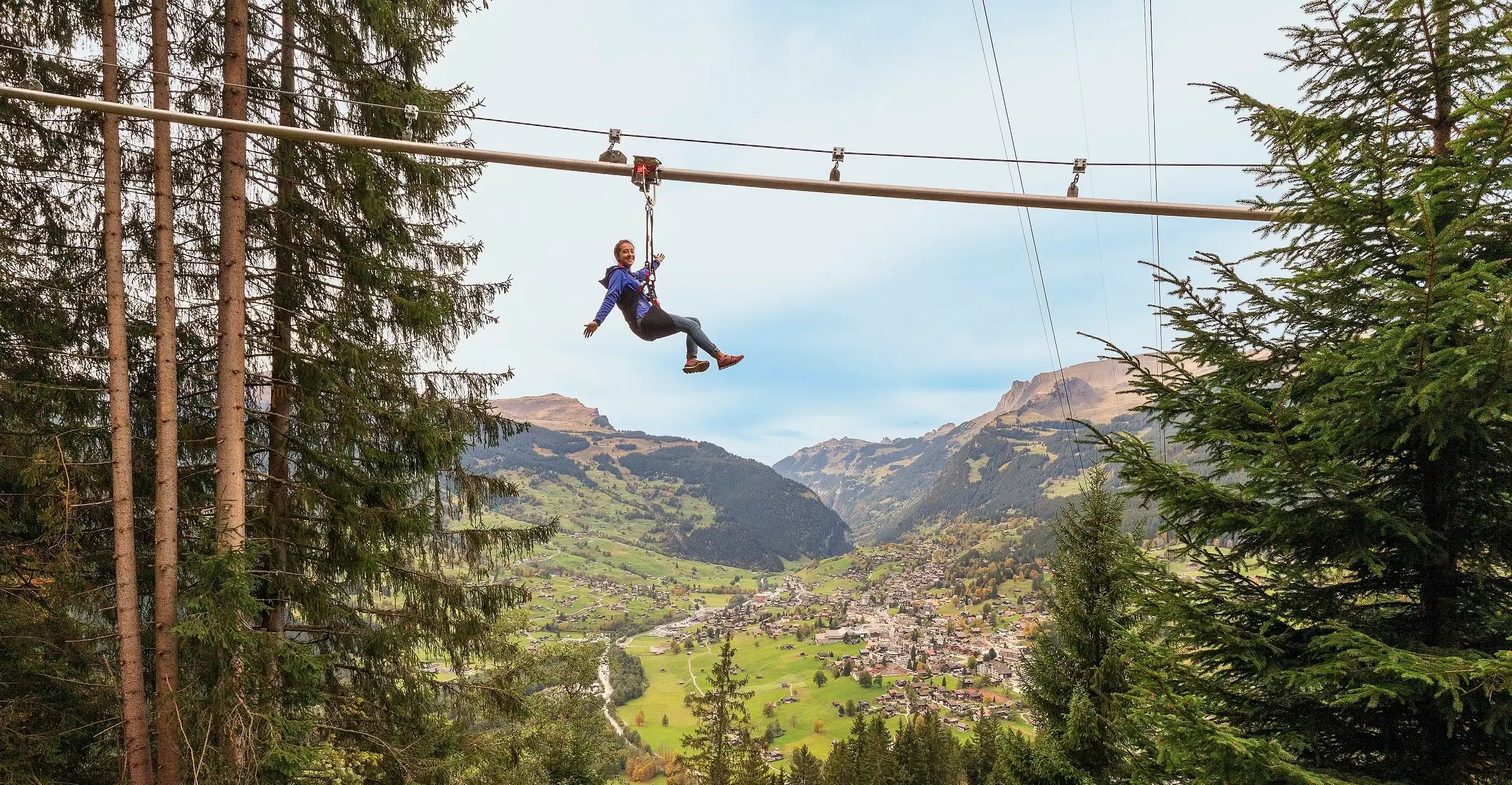Zipline Flyline Pfingstegg mit Blick auf das Tal im Hintergrund