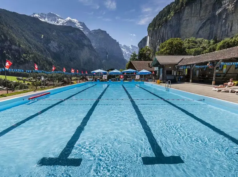 Lauterbrunnen Schwimmbad mit Felswänden links und rechts