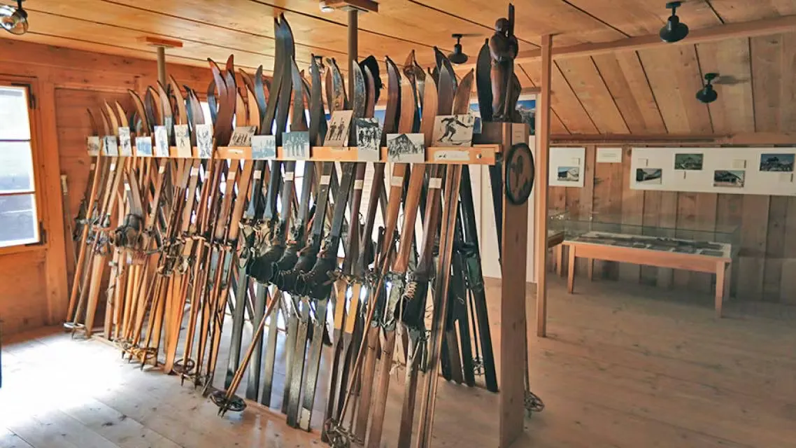 alte Holzskier im Museum in Lauterbrunnen