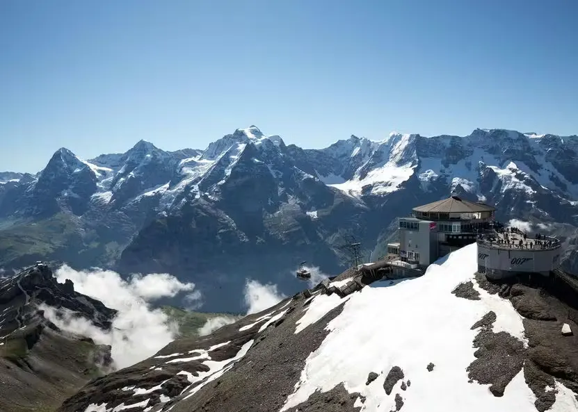 Schilthorn-Gipfel mit Blick auf Eiger, Mönch und Jungfrau