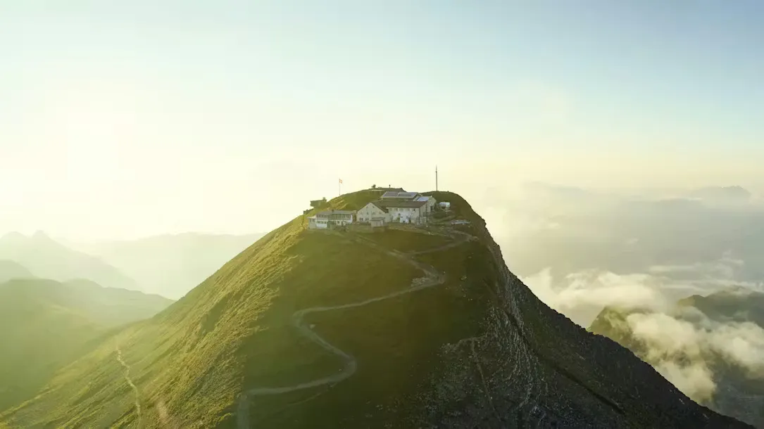 Blick auf den Gipfel des Faulhorns, aufgenommen mit einer Drohne