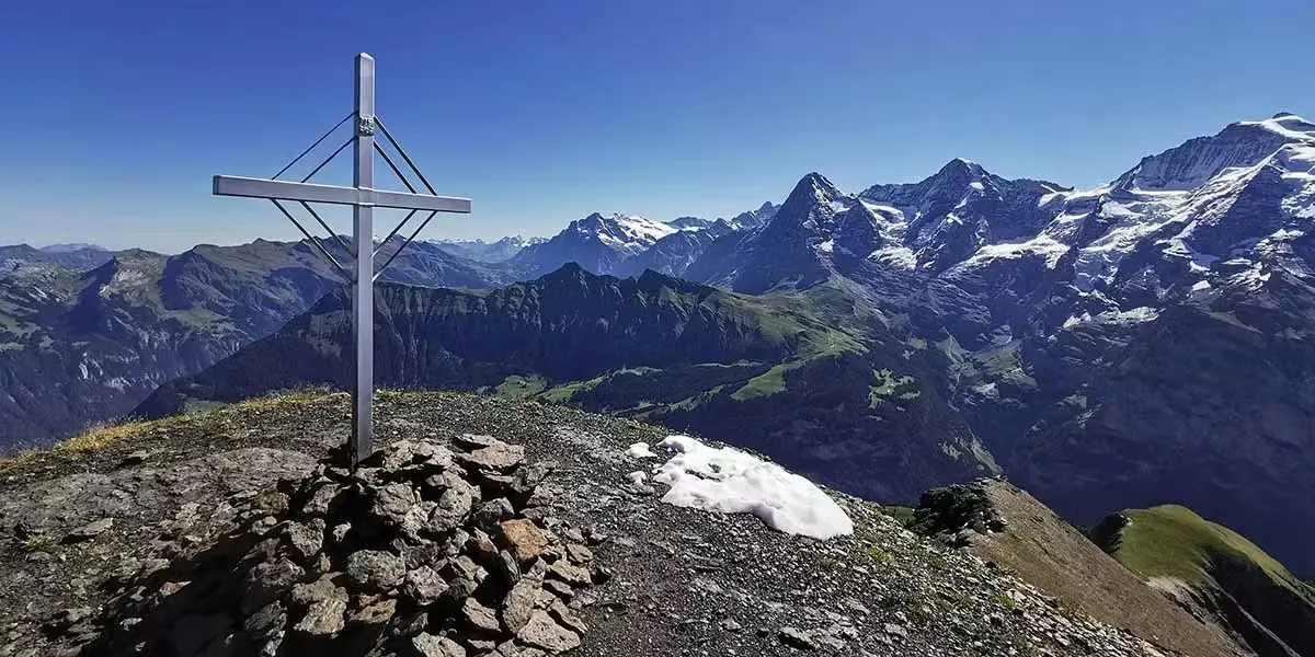 Blick auf einen Berggipfel mit weiteren Bergen im Hintergrund