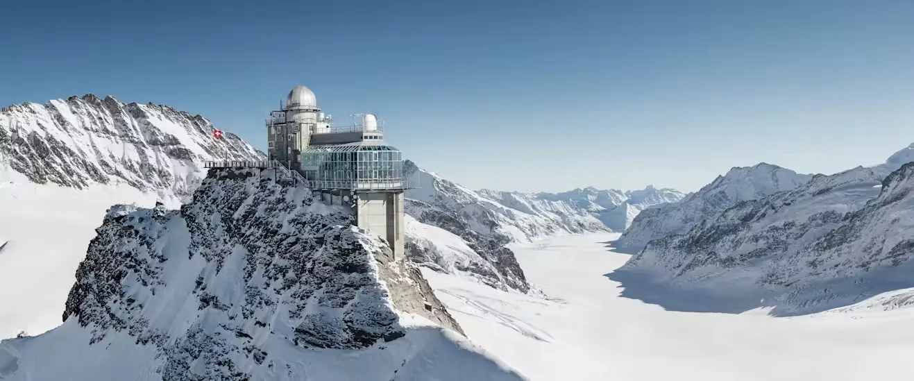 Jungfrau Top of Europe Gebäude mit schneebedeckten Berggipfeln und Gletscher daneben