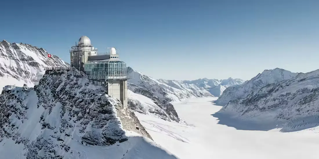 Jungfrau Top of Europe Gebäude mit schneebedeckten Berggipfeln und Gletscher daneben