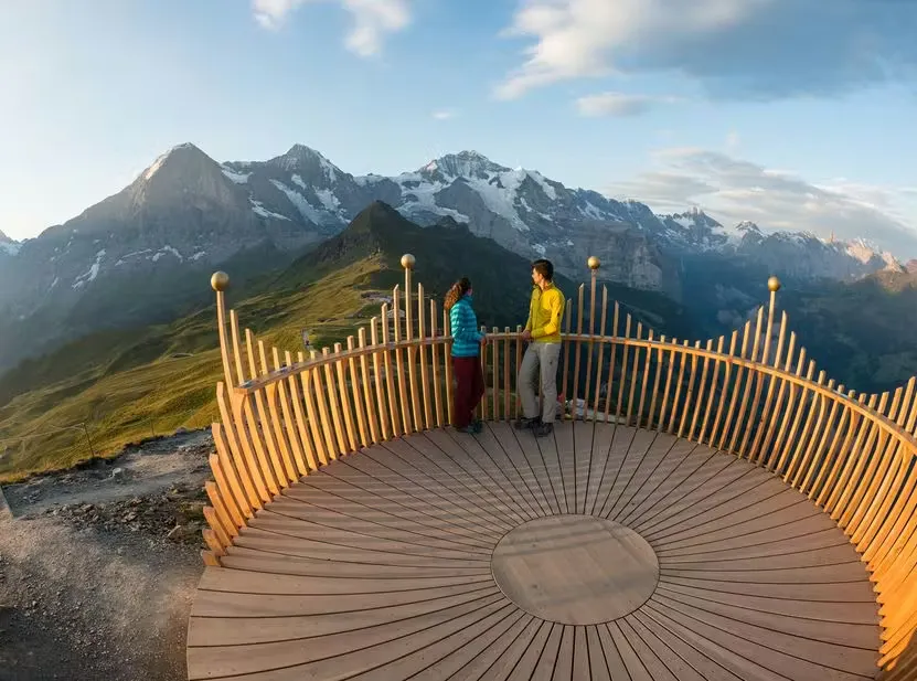 Royal Walk auf dem Männlichen mit einer kronenförmigen Aussichtsplattform und Bergen im Hintergrund