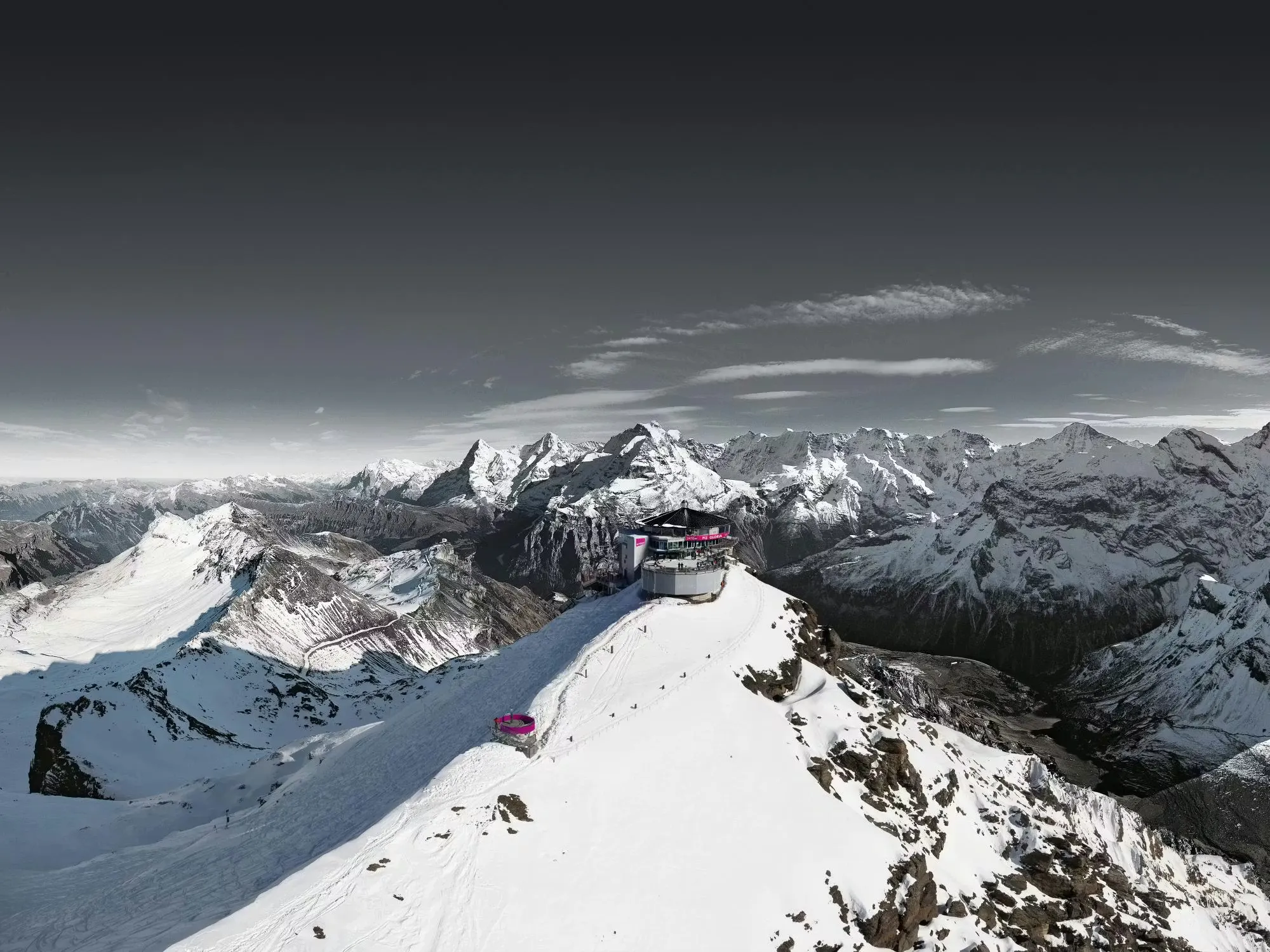 Berghütte Schilthorn mit herrlichem Panoramablick auf die Berge rundherum