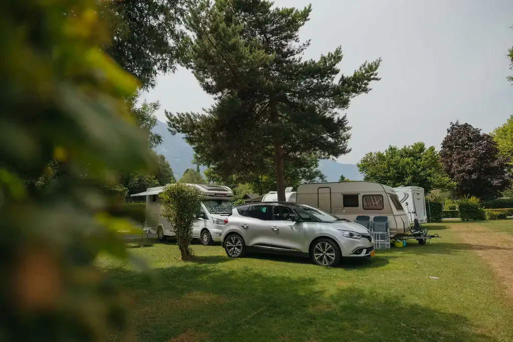 Auto neben Wohnwagen auf Classic Stellplatz auf dem Camping Alpenblick
