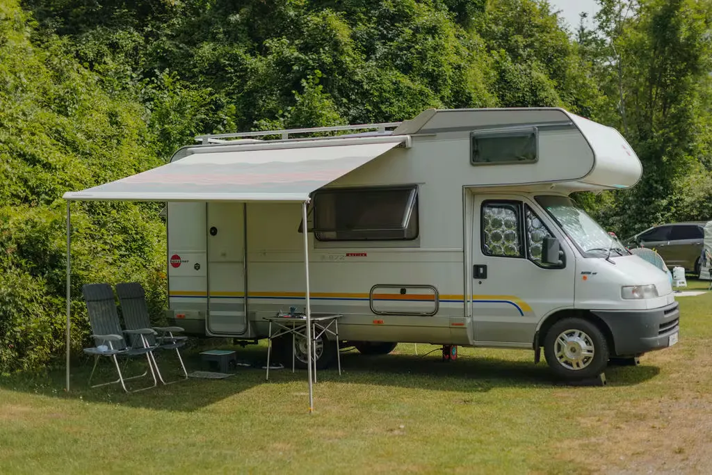 Wohnmobil auf einem Comfort Stellplatz auf dem Camping Alpenblick in grüner Umgebung
