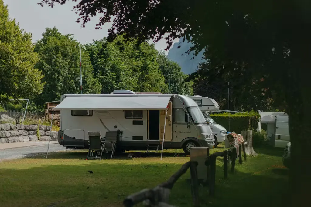 Wohnmobil auf einem Comfort Stellplatz auf dem Camping Alpenblick in grüner Umgebung