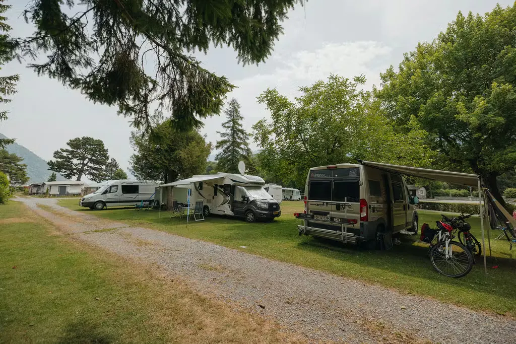 Drei Camper auf Comfort Stellplätzen auf dem Camping Alpenblick