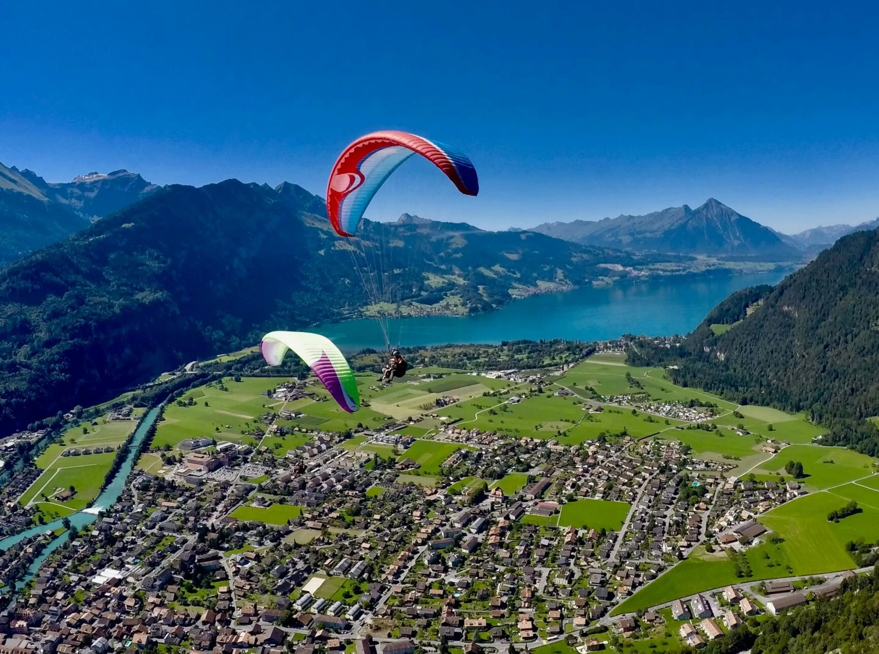 Paragliders über Interlaken