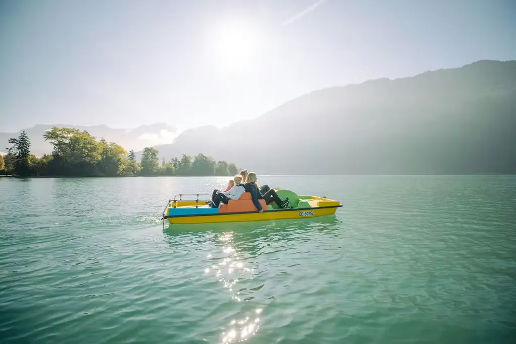 Familie im Pedalo auf dem See