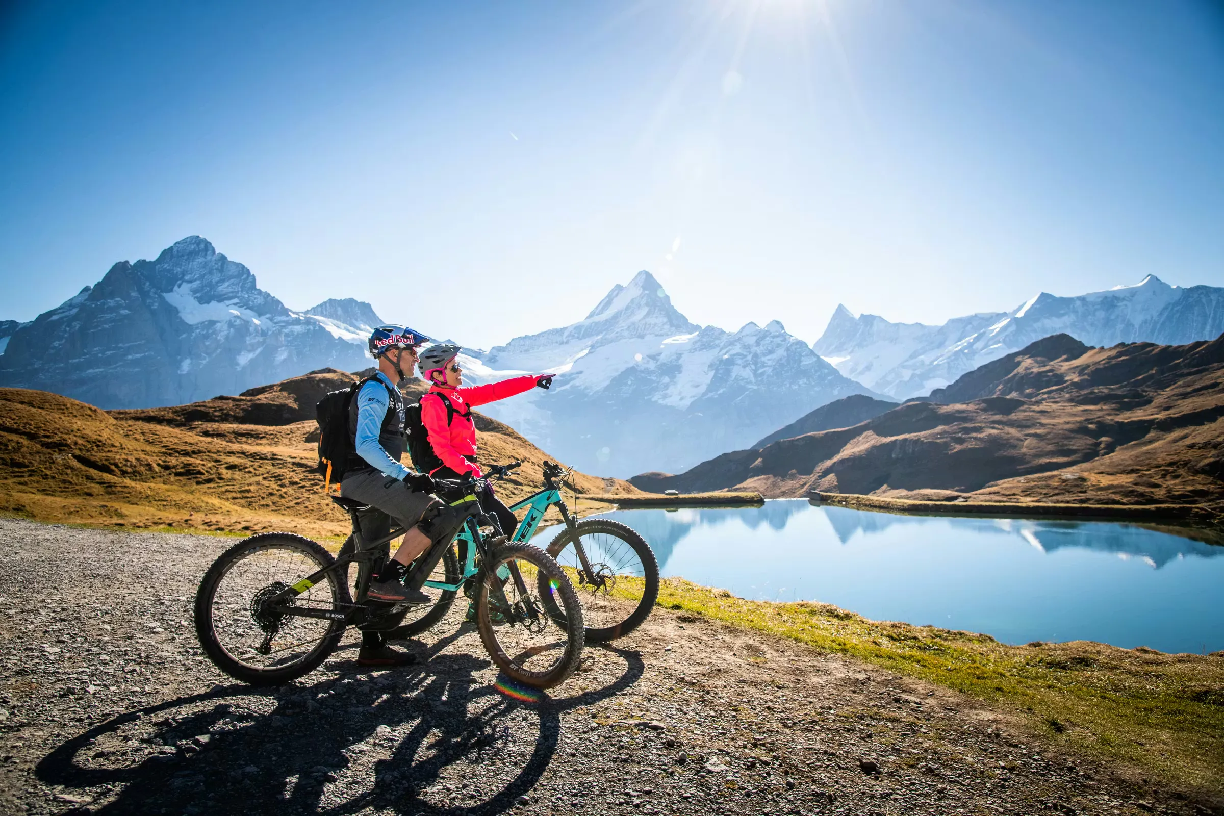Zwei Mountainbiker am Bachalpsee mit vielen Bergen im Hintergrund