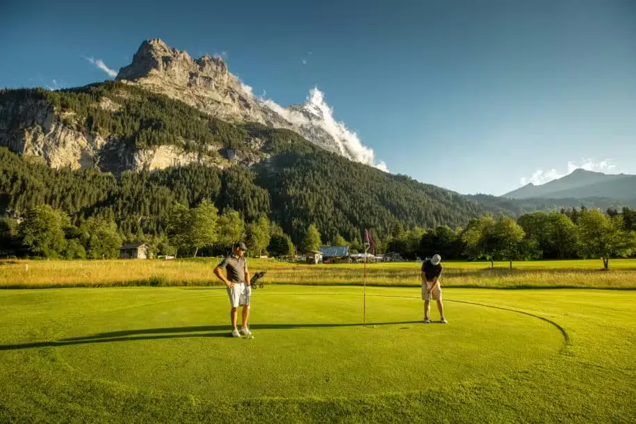 Zwei Golfspieler auf dem Grün des Golfplatzes in Grindelwald