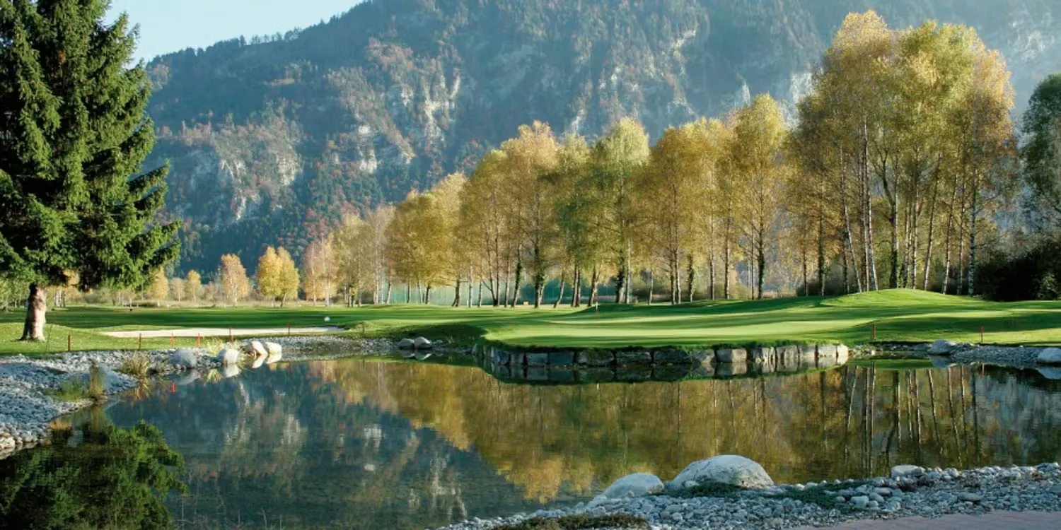 Golfplatz Interlaken-Unterseen mit Wasserhindernis im Vordergrund