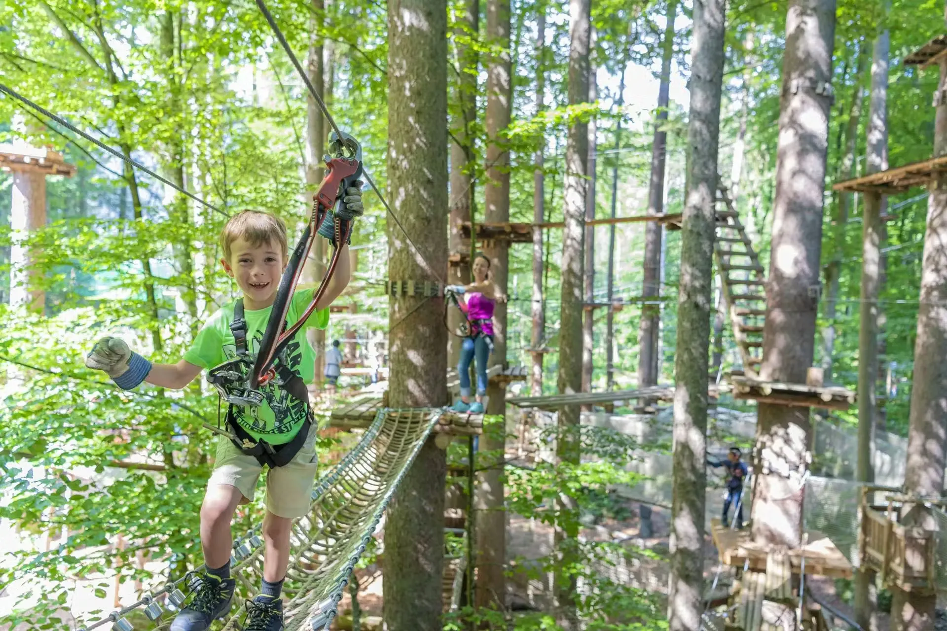 Kinder im Seilpark zwischen Bäumen