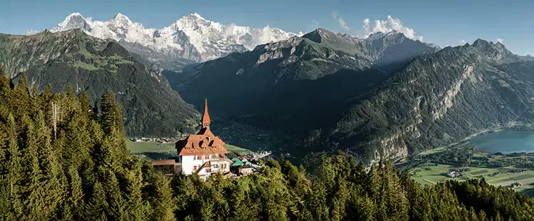 Harder Kulm Gebäude im Vordergrund und Bergketten im Hintergrund